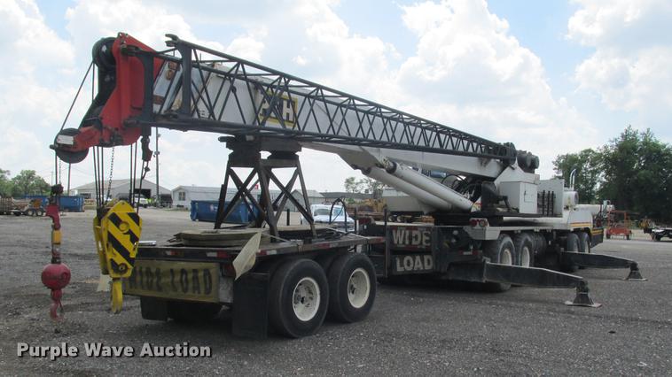 image for item DE3677 P & H T600XL truck crane
