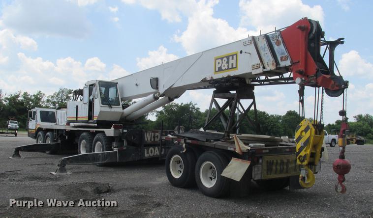 image for item DE3677 P & H T600XL truck crane