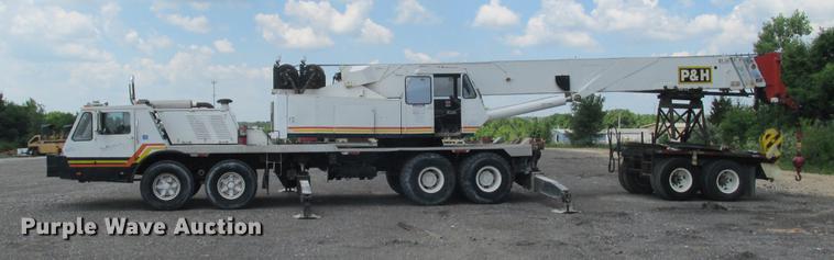 image for item DE3677 P & H T600XL truck crane