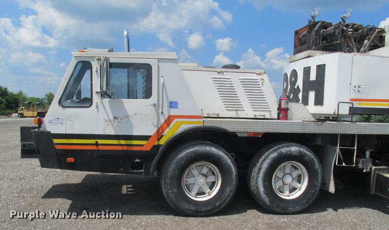 image for item DE3677 P & H T600XL truck crane
