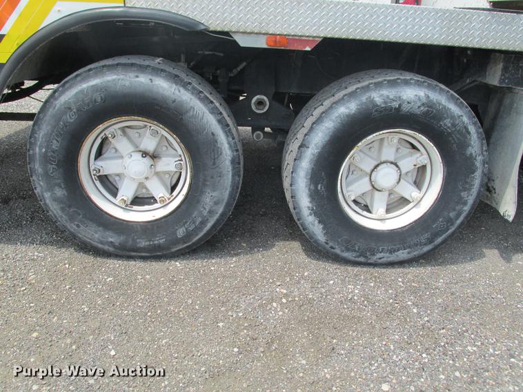 image for item DE3677 P & H T600XL truck crane