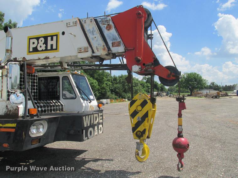 image for item DE3677 P & H T600XL truck crane