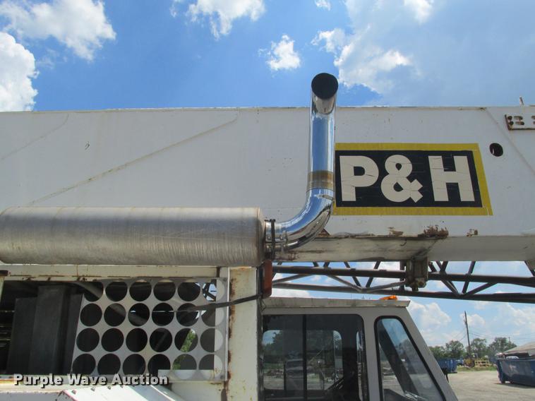 image for item DE3677 P & H T600XL truck crane