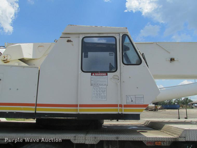 image for item DE3677 P & H T600XL truck crane