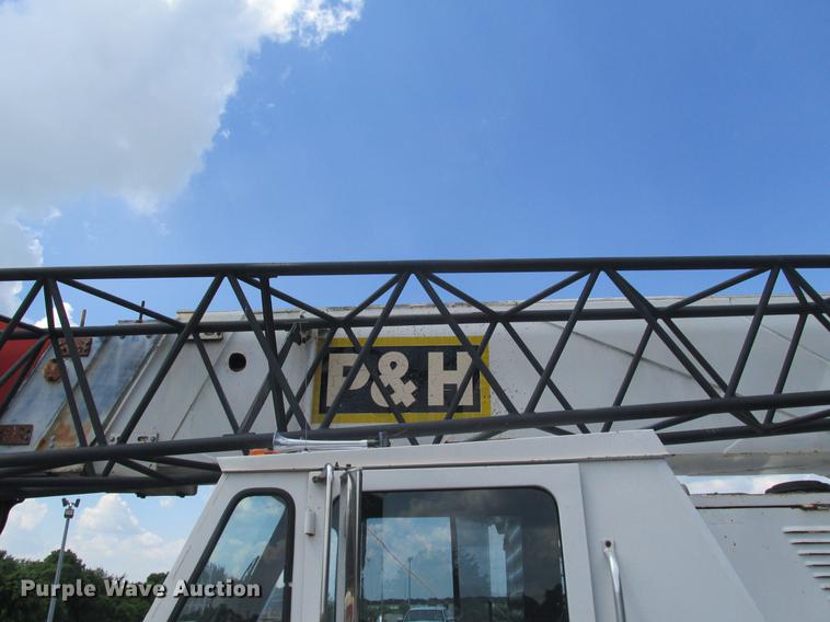 image for item DE3677 P & H T600XL truck crane