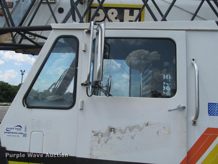 image for item DE3677 P & H T600XL truck crane