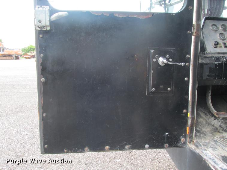 image for item DE3677 P & H T600XL truck crane