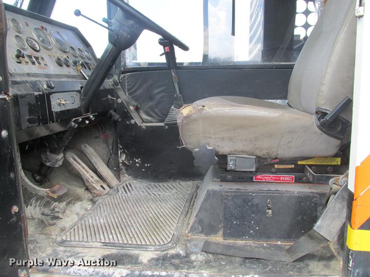 image for item DE3677 P & H T600XL truck crane