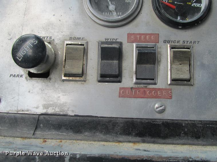 image for item DE3677 P & H T600XL truck crane