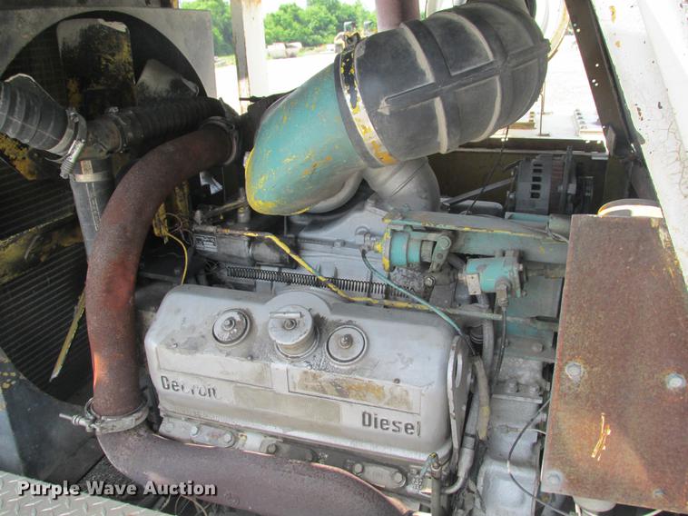 image for item DE3677 P & H T600XL truck crane