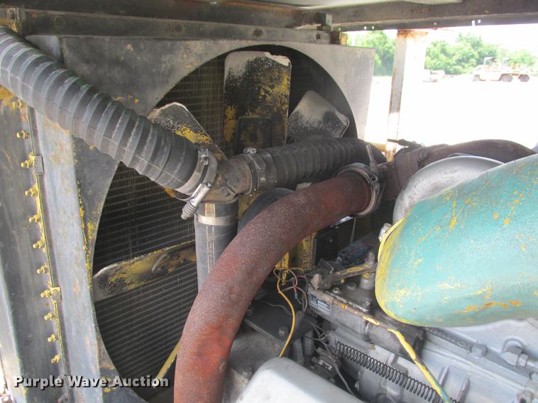 image for item DE3677 P & H T600XL truck crane