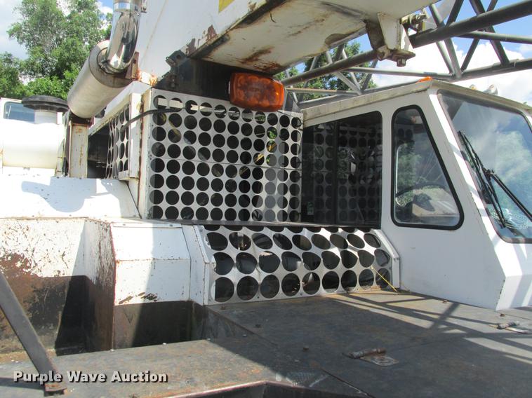 image for item DE3677 P & H T600XL truck crane