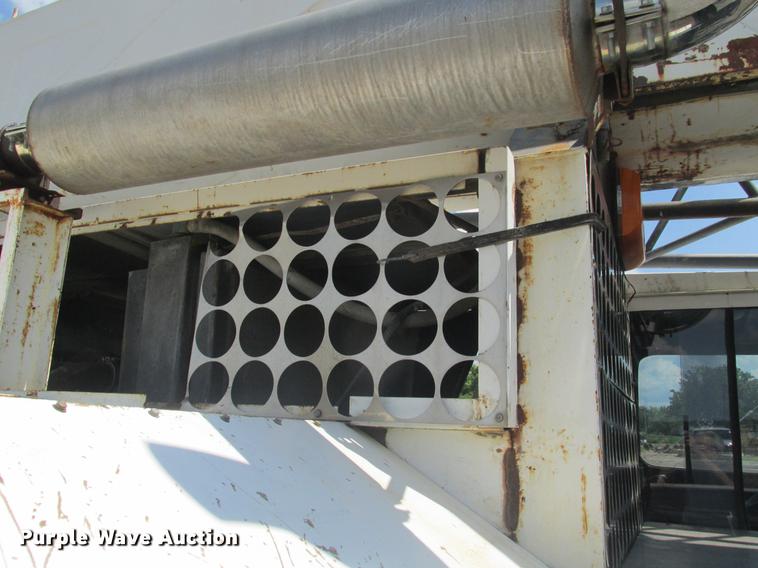 image for item DE3677 P & H T600XL truck crane