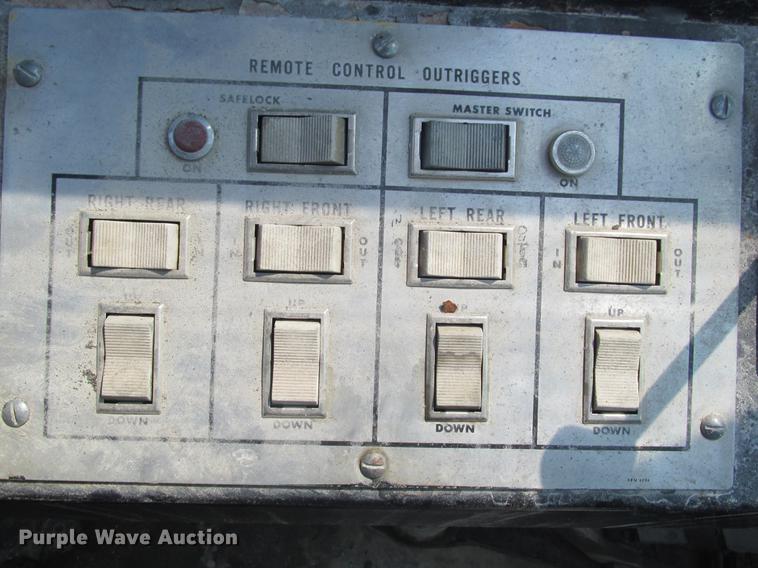 image for item DE3677 P & H T600XL truck crane