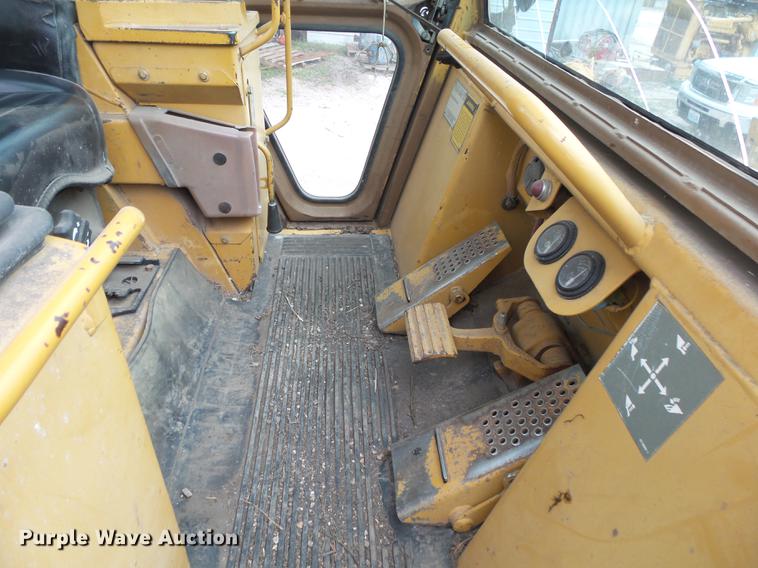 image for item DE3681 1993 Caterpillar 963 track loader