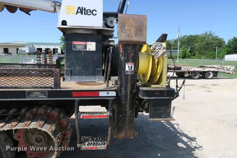 image for item DE3706 1996 Bombardier GT1600NTLFD Go-Tract track carrier with digger derrick