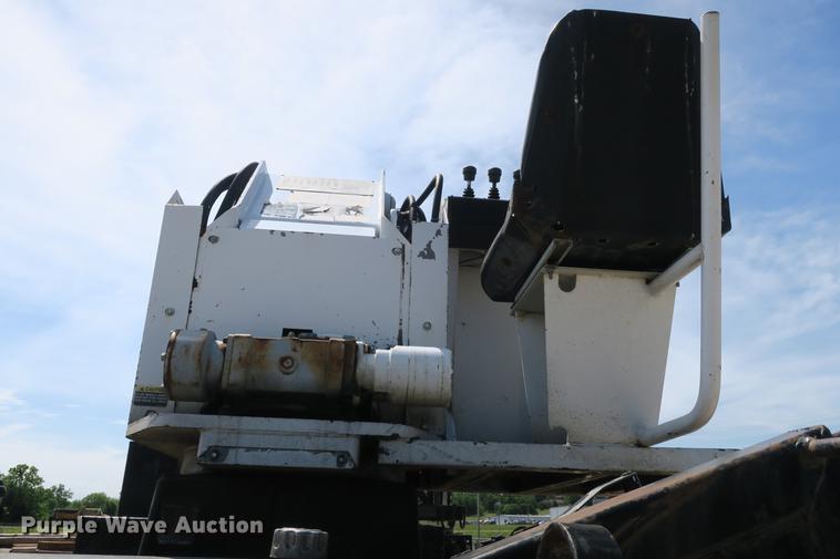 image for item DE3706 1996 Bombardier GT1600NTLFD Go-Tract track carrier with digger derrick