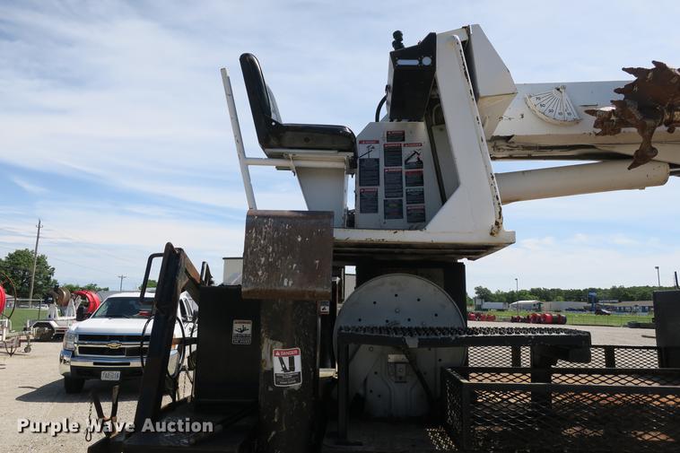 image for item DE3706 1996 Bombardier GT1600NTLFD Go-Tract track carrier with digger derrick