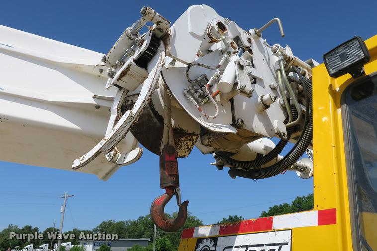 image for item DE3706 1996 Bombardier GT1600NTLFD Go-Tract track carrier with digger derrick