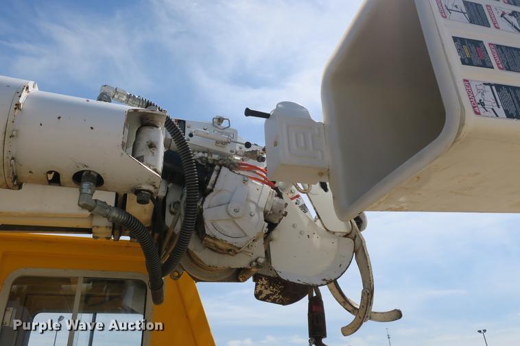 image for item DE3706 1996 Bombardier GT1600NTLFD Go-Tract track carrier with digger derrick