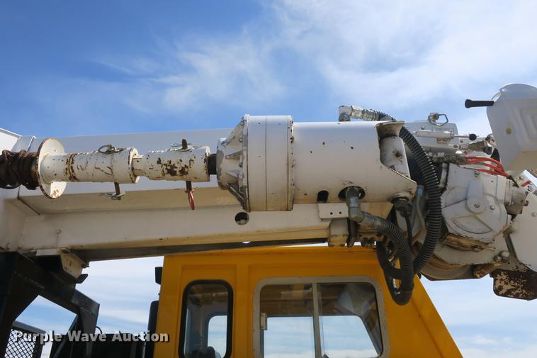 image for item DE3706 1996 Bombardier GT1600NTLFD Go-Tract track carrier with digger derrick