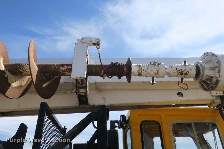 image for item DE3706 1996 Bombardier GT1600NTLFD Go-Tract track carrier with digger derrick