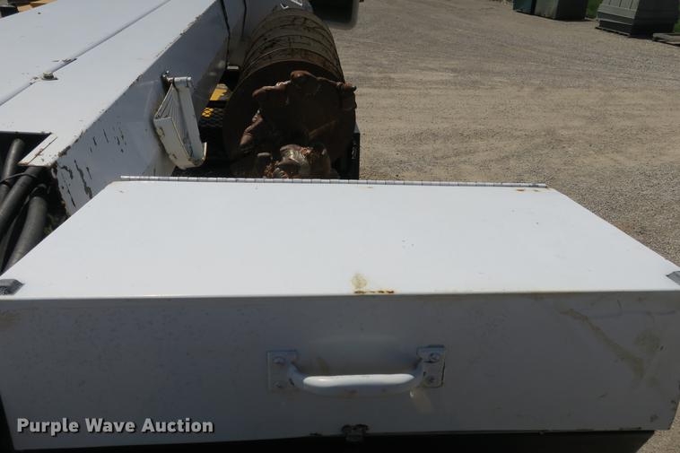 image for item DE3706 1996 Bombardier GT1600NTLFD Go-Tract track carrier with digger derrick