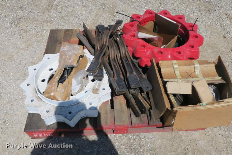 image for item DE3706 1996 Bombardier GT1600NTLFD Go-Tract track carrier with digger derrick