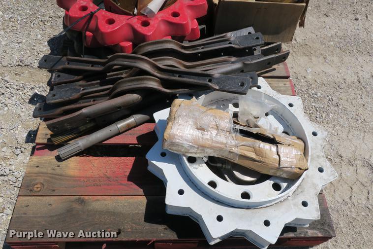 image for item DE3706 1996 Bombardier GT1600NTLFD Go-Tract track carrier with digger derrick