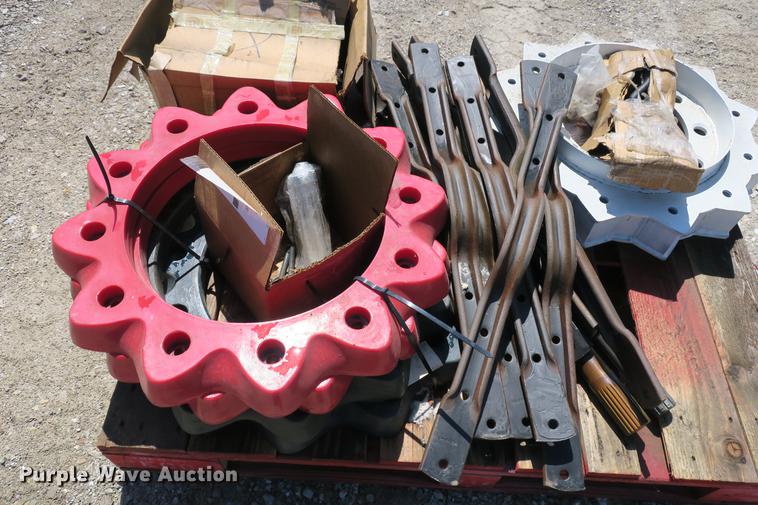 image for item DE3706 1996 Bombardier GT1600NTLFD Go-Tract track carrier with digger derrick