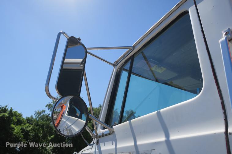 image for item DE3707 1992 Ford L9000 crane truck