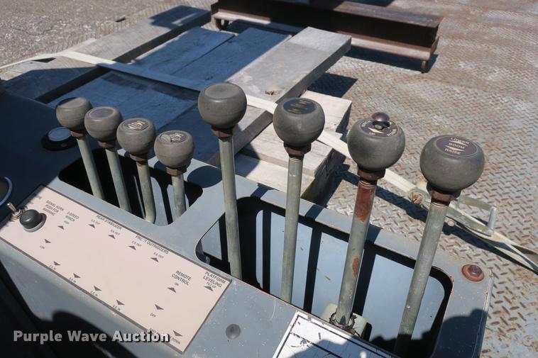 image for item DE3707 1992 Ford L9000 crane truck