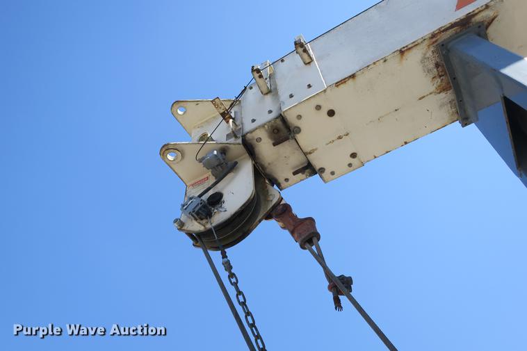 image for item DE3707 1992 Ford L9000 crane truck