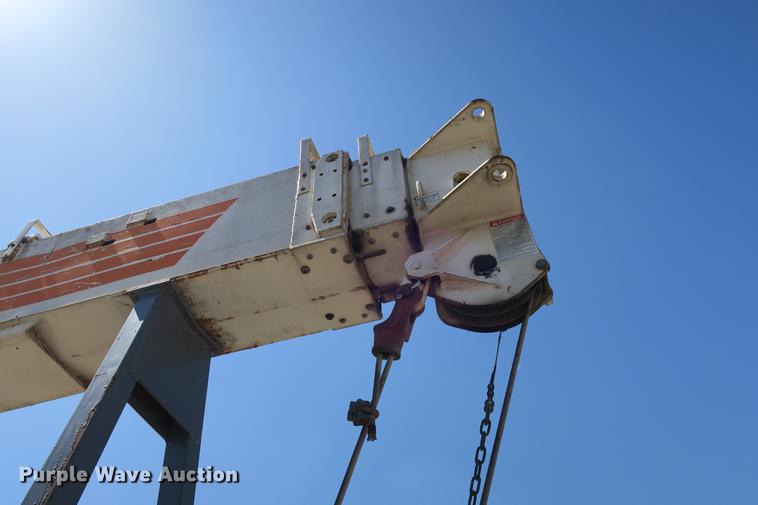 image for item DE3707 1992 Ford L9000 crane truck