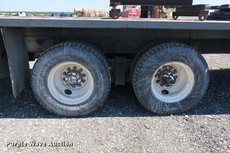 image for item DE3707 1992 Ford L9000 crane truck