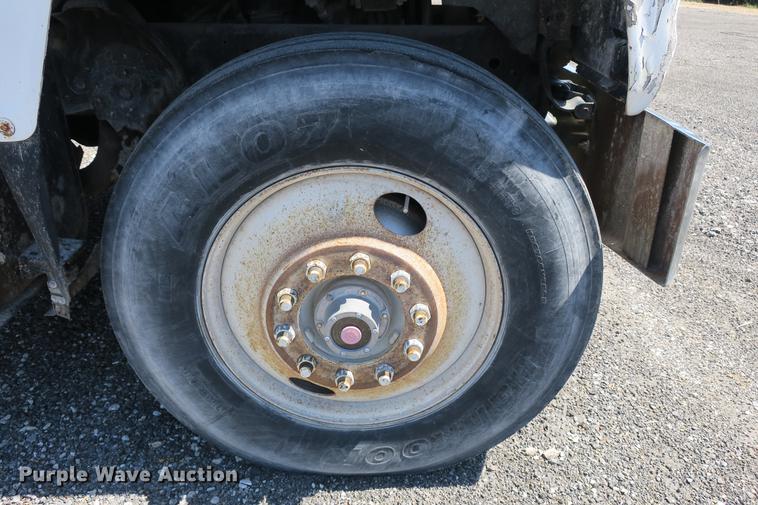 image for item DE3707 1992 Ford L9000 crane truck