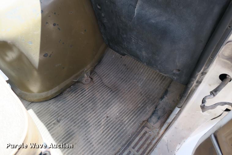 image for item DE3707 1992 Ford L9000 crane truck