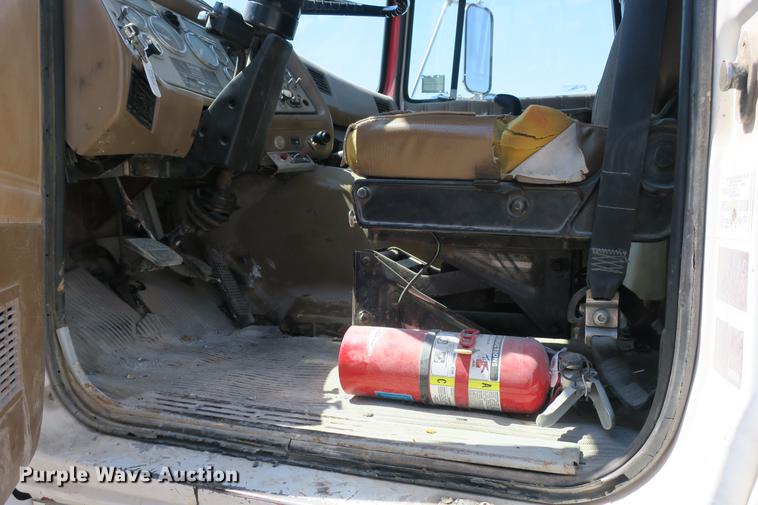 image for item DE3707 1992 Ford L9000 crane truck