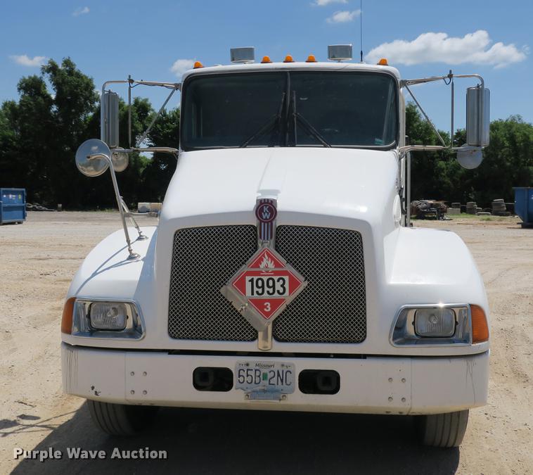 image for item DE3708 2007 Kenworth T300 service truck