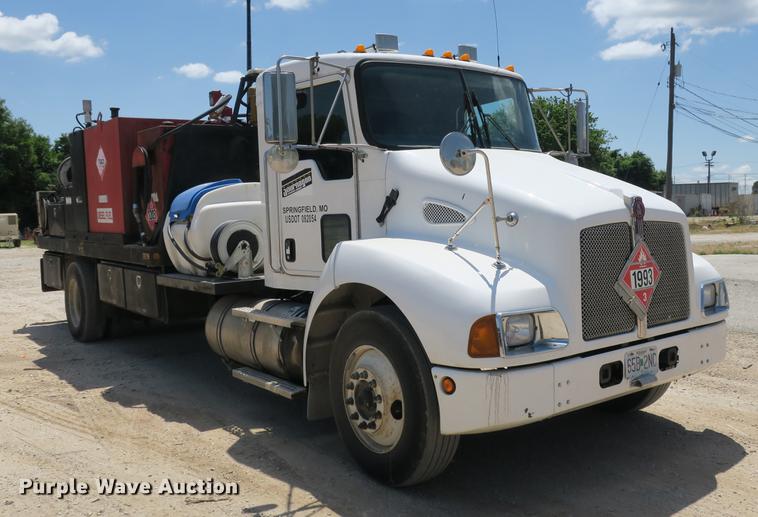 image for item DE3708 2007 Kenworth T300 service truck