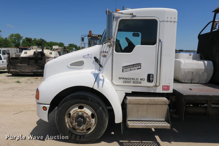 image for item DE3708 2007 Kenworth T300 service truck