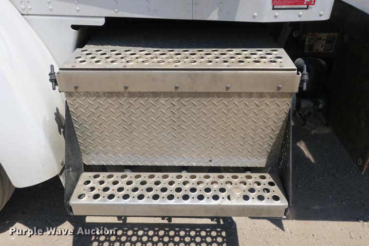 image for item DE3708 2007 Kenworth T300 service truck