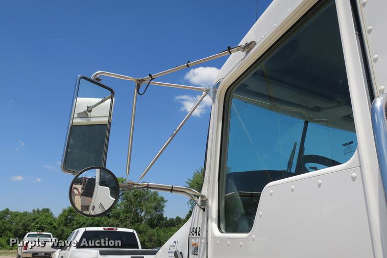 image for item DE3708 2007 Kenworth T300 service truck