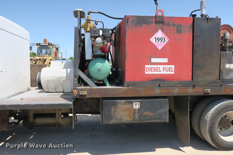 image for item DE3708 2007 Kenworth T300 service truck