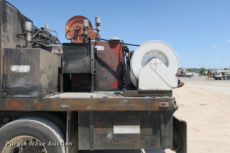 image for item DE3708 2007 Kenworth T300 service truck