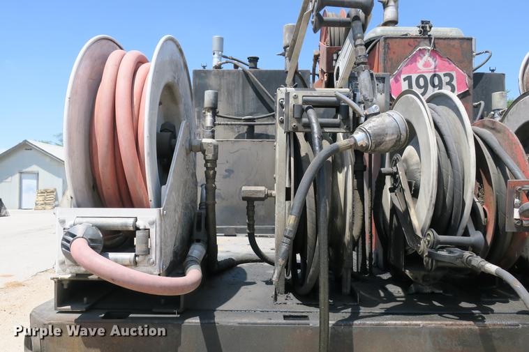 image for item DE3708 2007 Kenworth T300 service truck