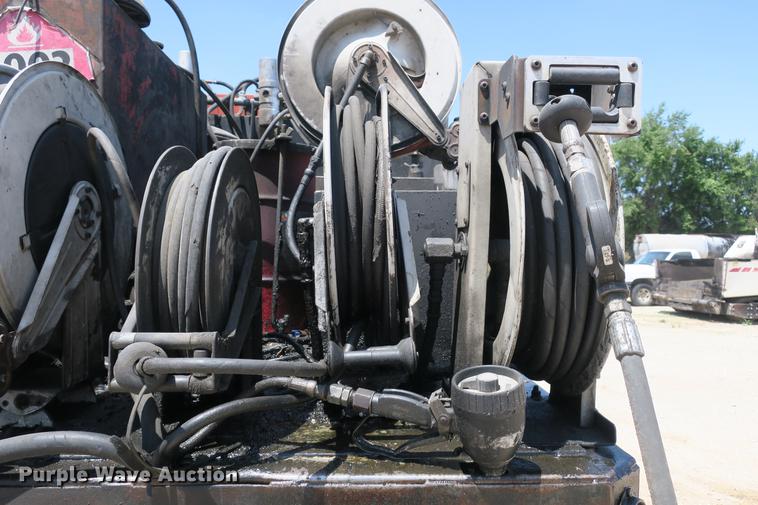 image for item DE3708 2007 Kenworth T300 service truck