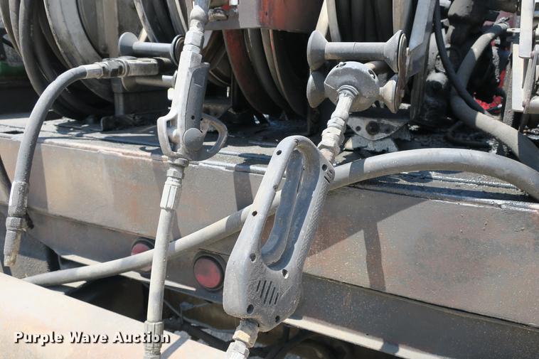 image for item DE3708 2007 Kenworth T300 service truck