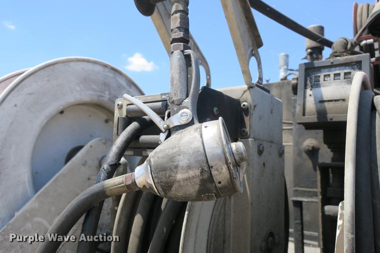 image for item DE3708 2007 Kenworth T300 service truck