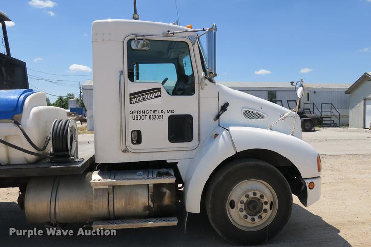 image for item DE3708 2007 Kenworth T300 service truck